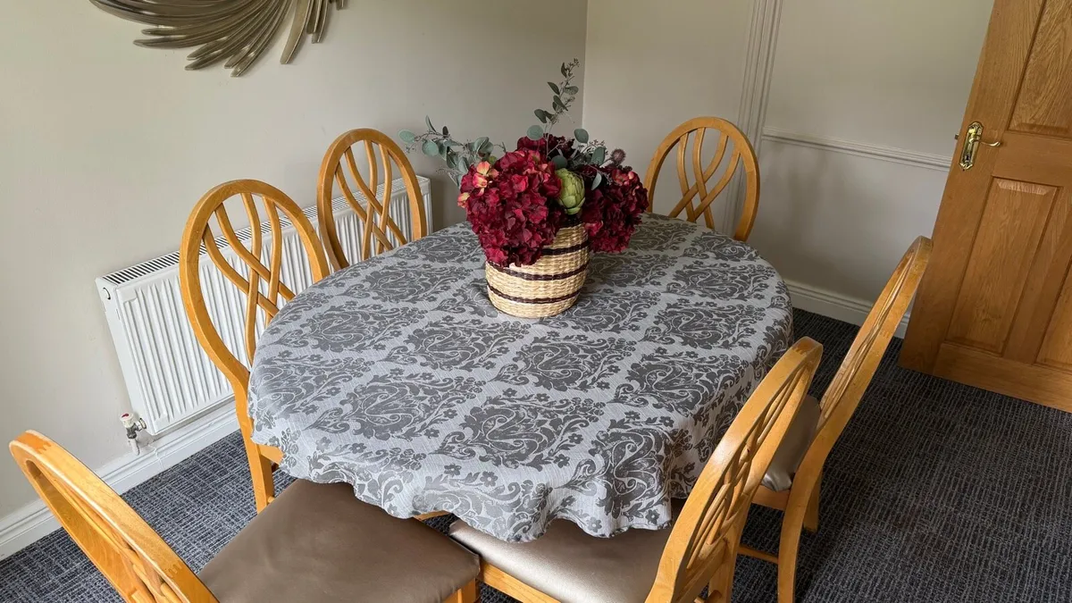 Table and chairs - Image 1