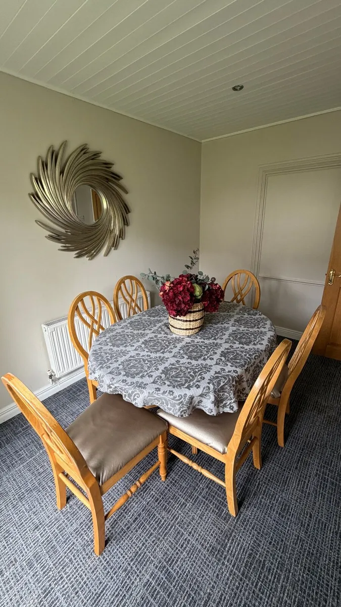 Table and chairs - Image 2