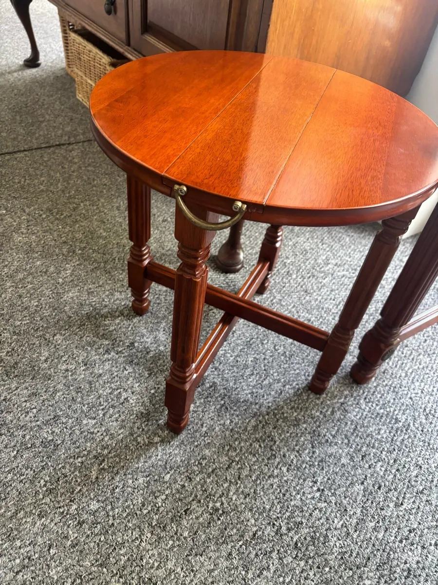 MAHOGANY NEST OF THREE TABLES - Image 2