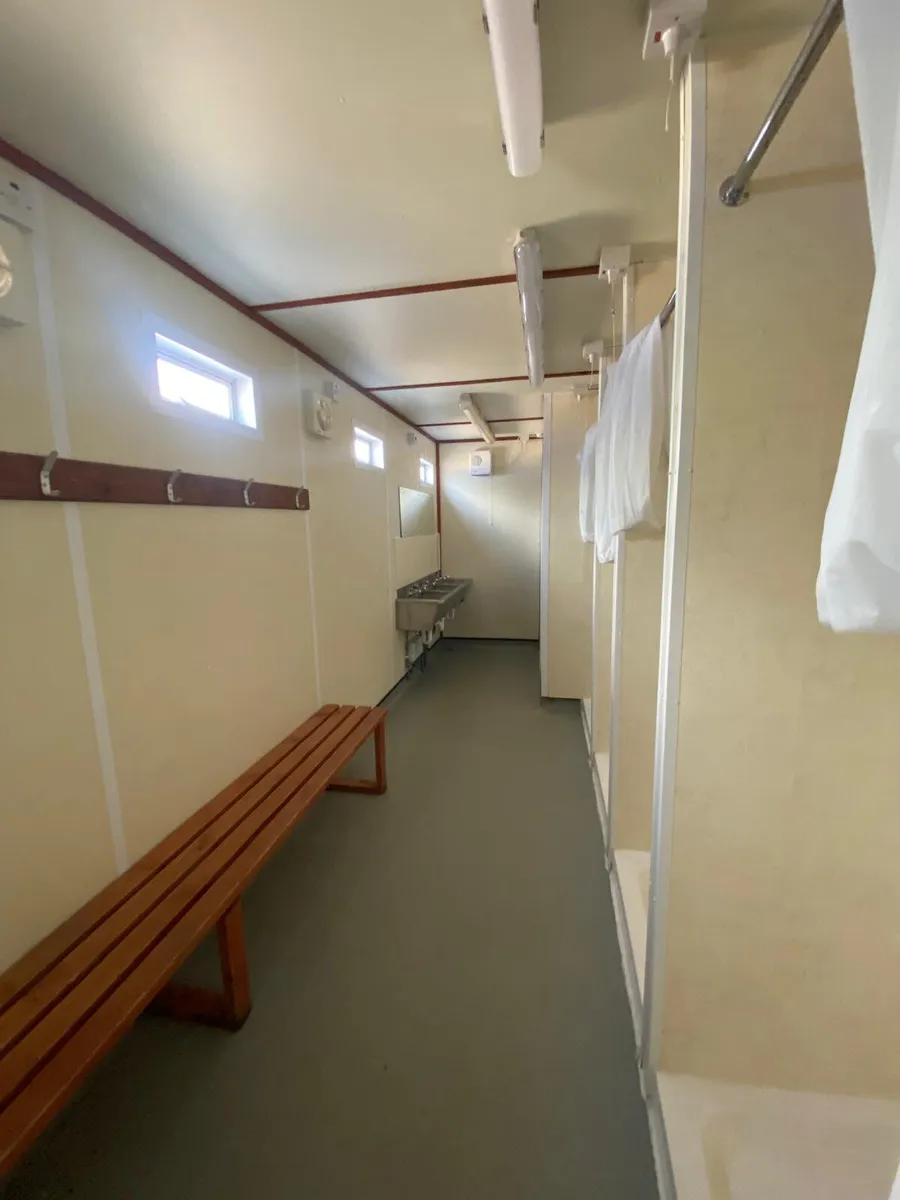 20FT X 8FT 5 CUBICLE ANTI-VANDAL SITE SHOWER - Image 3
