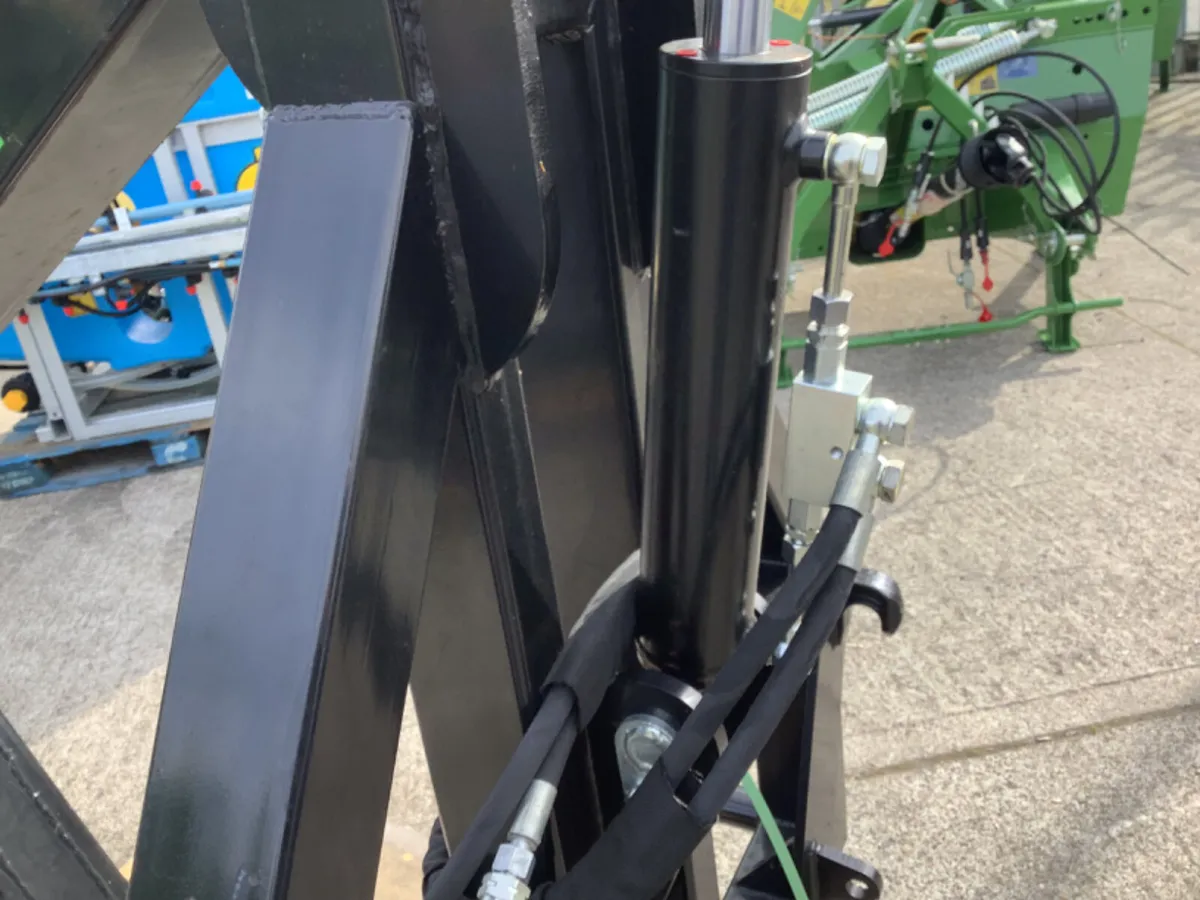 New Stackman Elephant trunk round bale clamp - Image 3