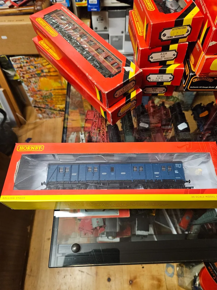Hornby OO Gauge Passenger Brake Van - Image 1