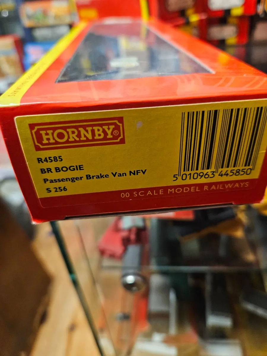 Hornby OO Gauge Passenger Brake Van - Image 2
