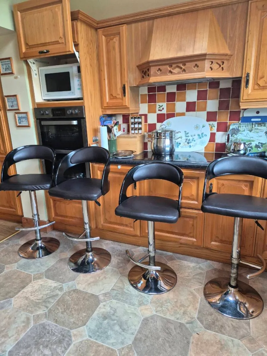 4 kitchen bar stools - Image 1