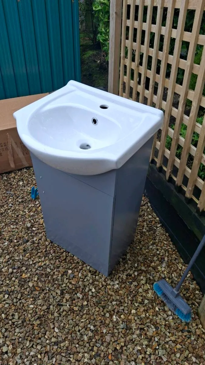 New sink/bathroom cabinet - Image 1