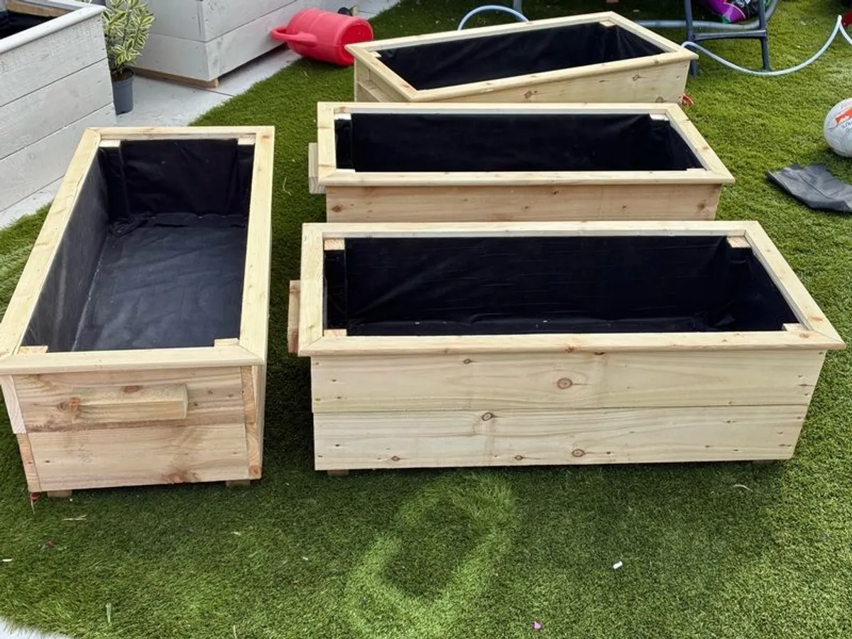 planter/ flower boxes - Image 3