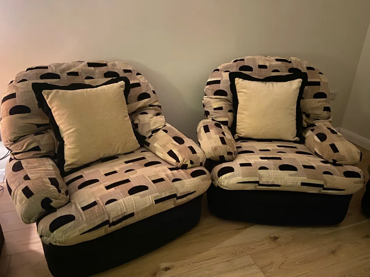 3 seater Couch and 2 chairs - Image 2