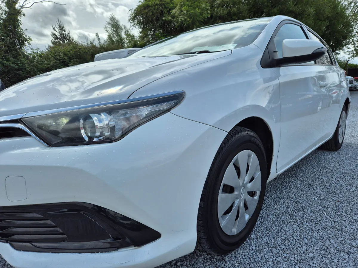 Toyota Auris 2017 - Image 2