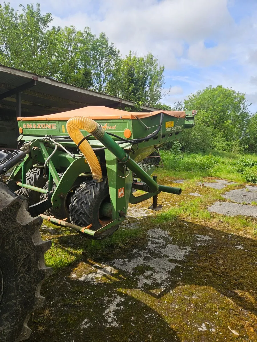 Front fertiliser hopper - Image 1