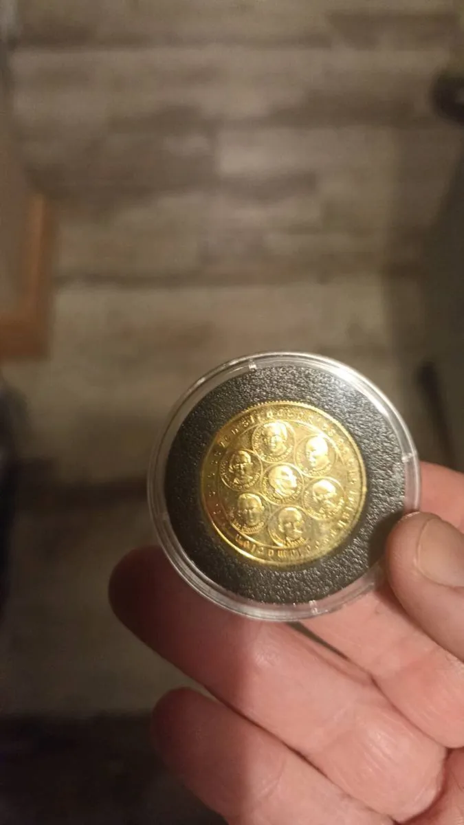 9ct gold seven signatures gold coin - Image 2
