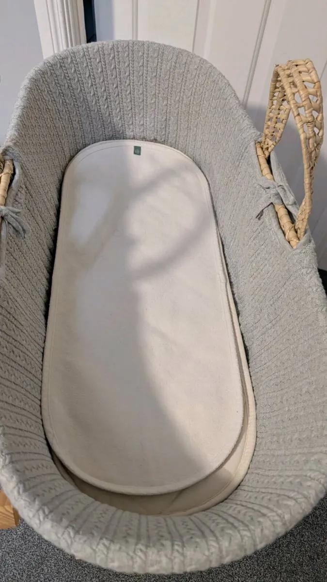 Moses Basket and Sheets - Image 4