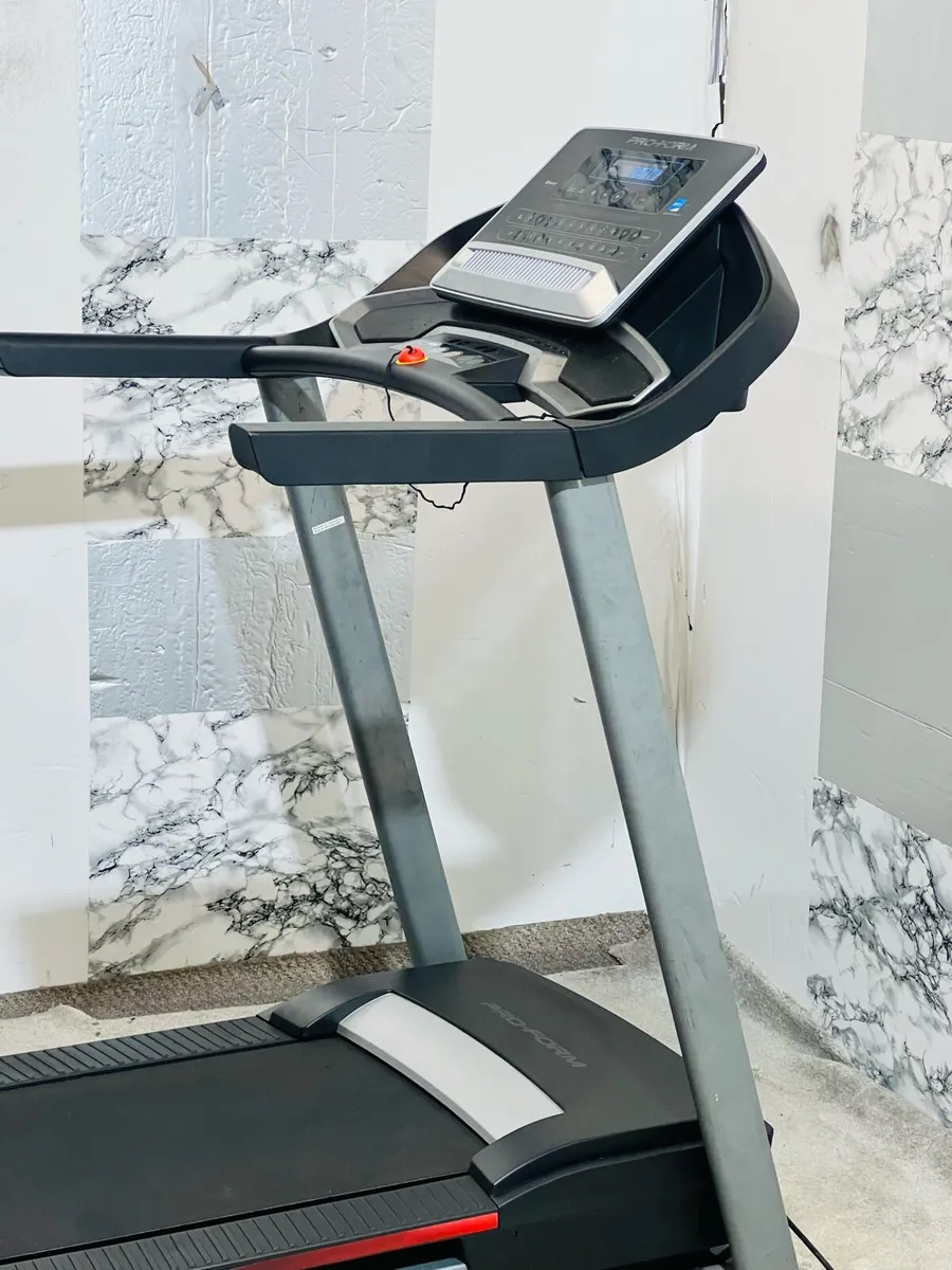 135 KG RATED LARGE TREADMILL - Image 3