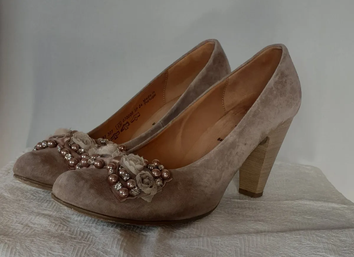Gabor Sacchetto Beige Shoes w/Floral Detail - Image 1