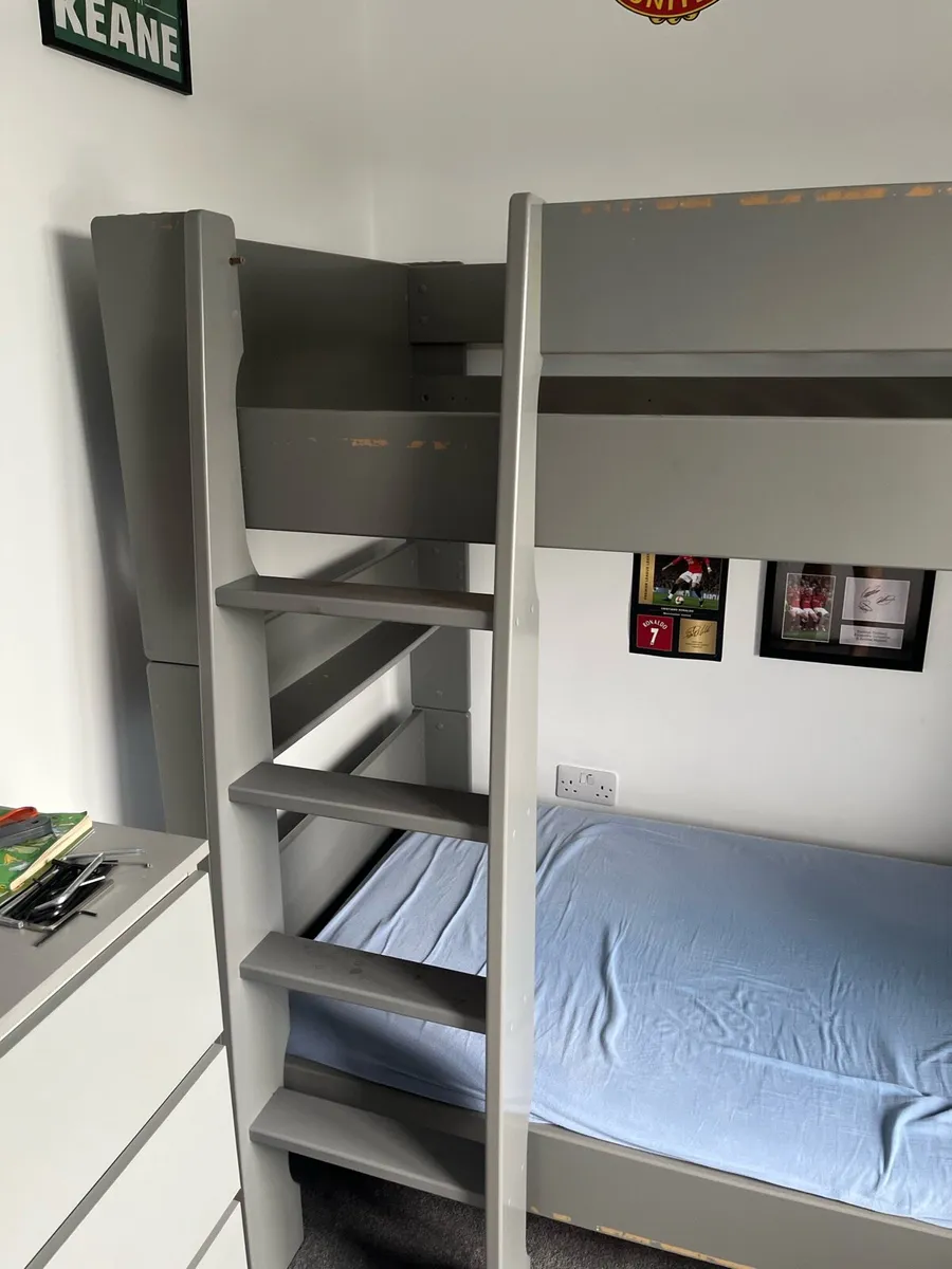 Bunk beds and 2 mattresses - Image 2