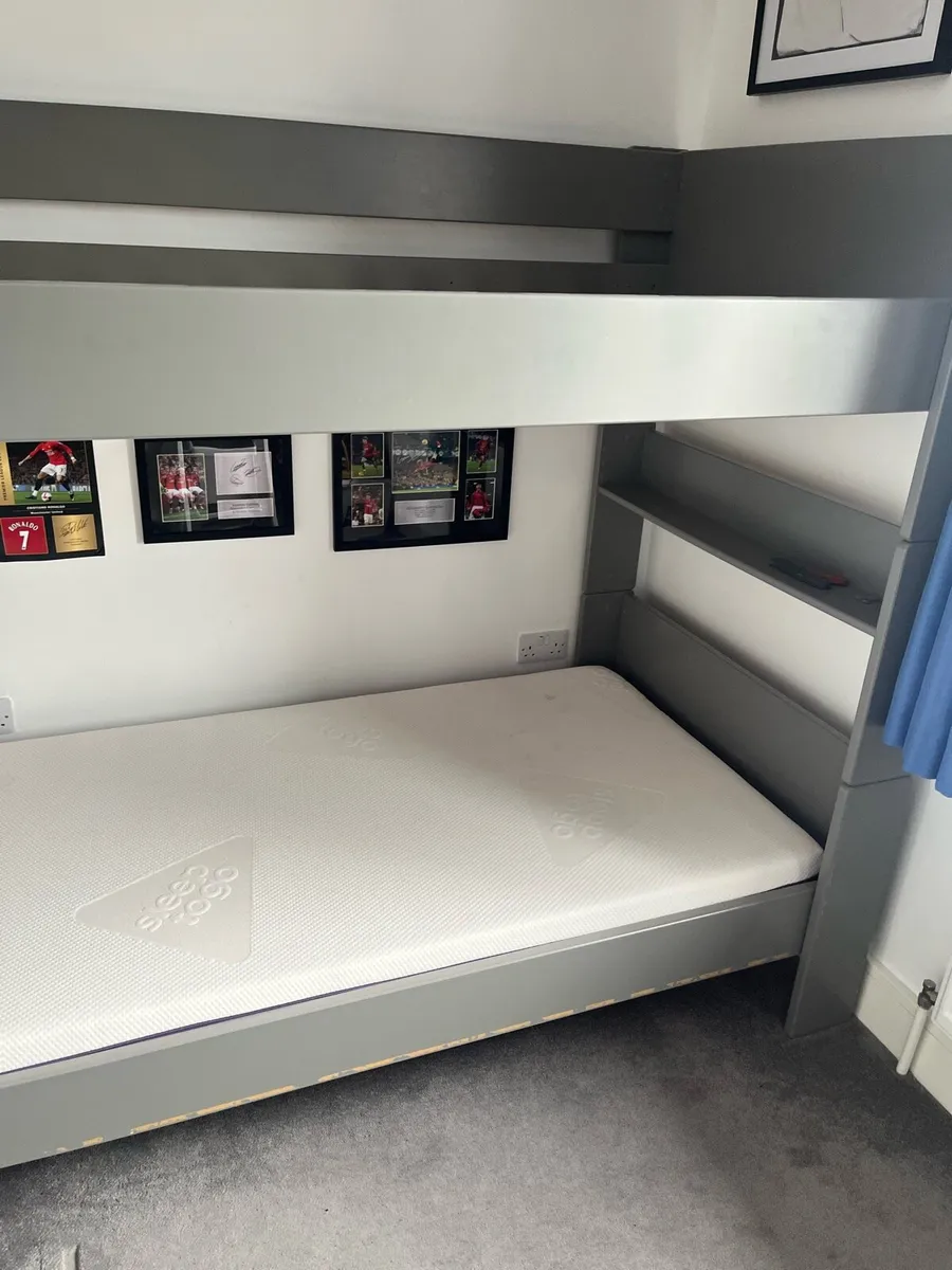 Bunk beds and 2 mattresses - Image 1