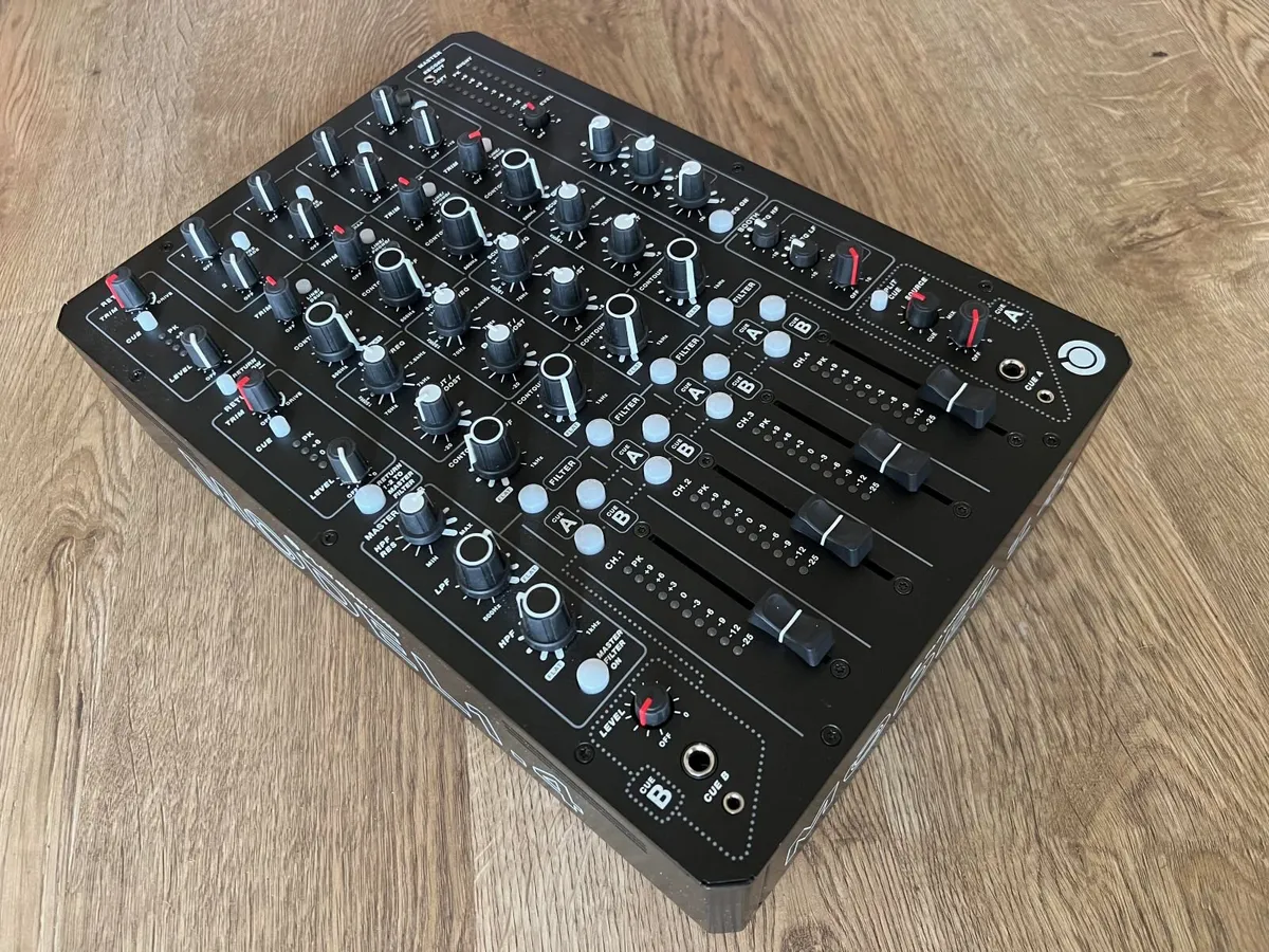 Play Differently Model 1.4 DJ mixer - Image 1