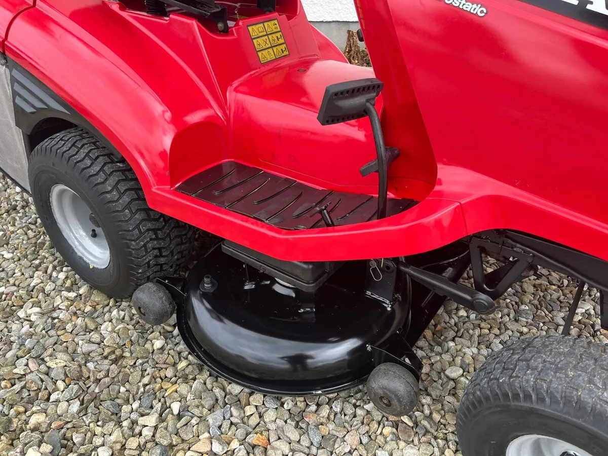 Honda 2417 hydrostatic ride on lawnmower - Image 3