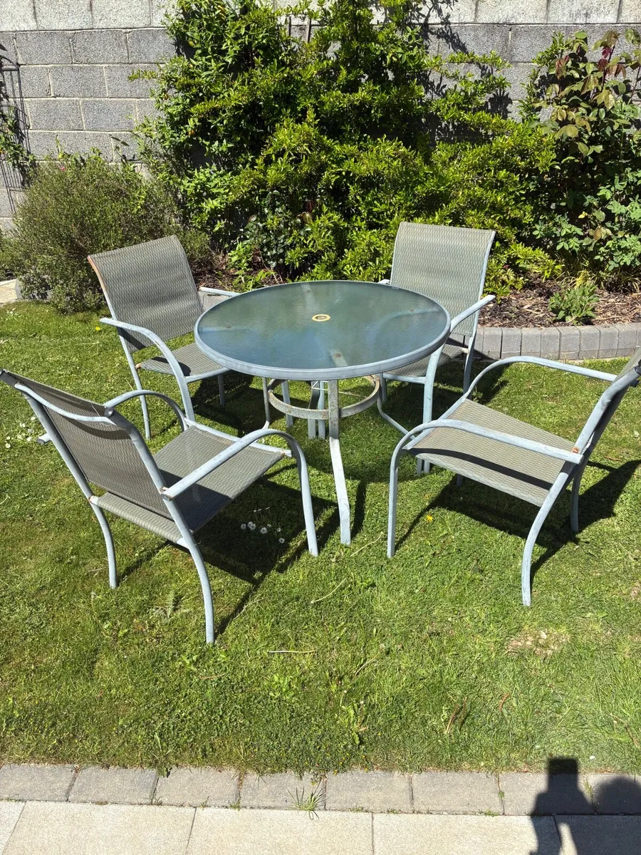 Table and chair set - Image 1