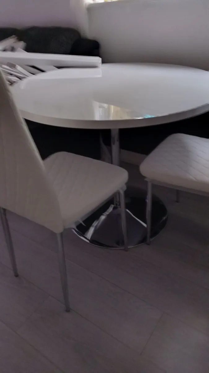 Table 2 chairs, white