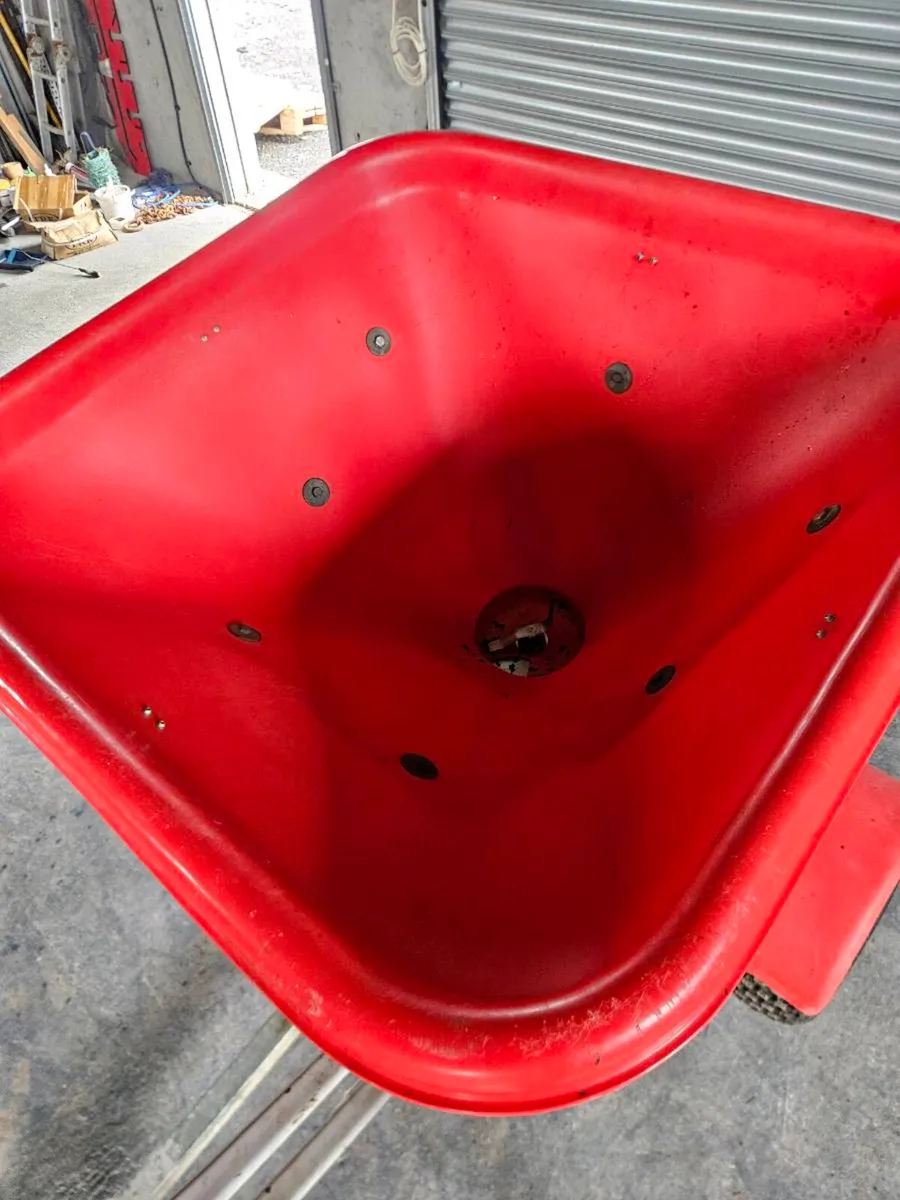 Fertiliser spreader - Image 2