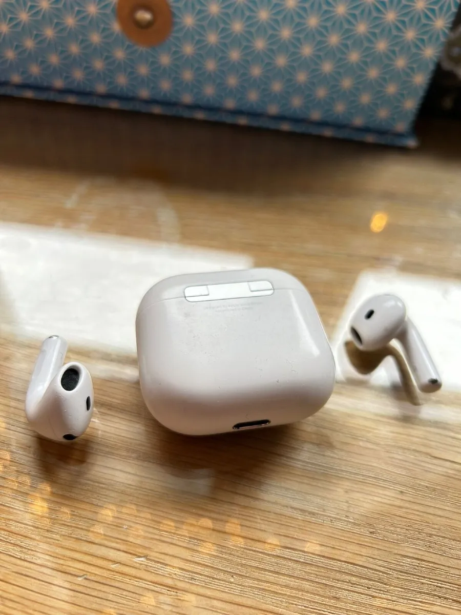 Apple airpods 4 - Image 2