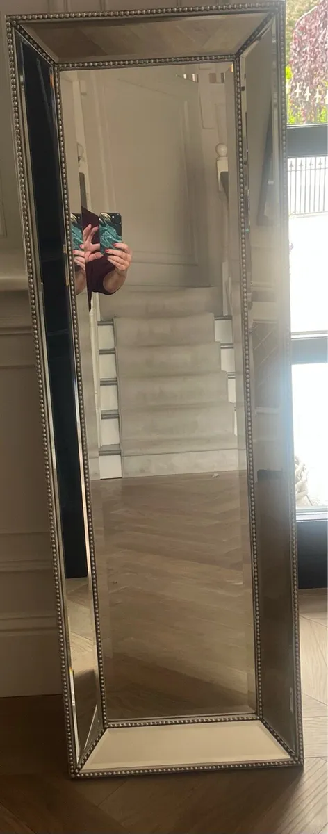 Detailed silver rectangular mirror - Image 1
