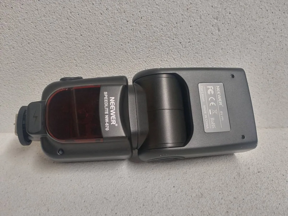 Neewer NW-670 speedlite - Image 2
