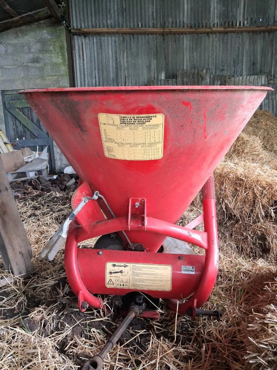 Fertiliser spreader - Image 1