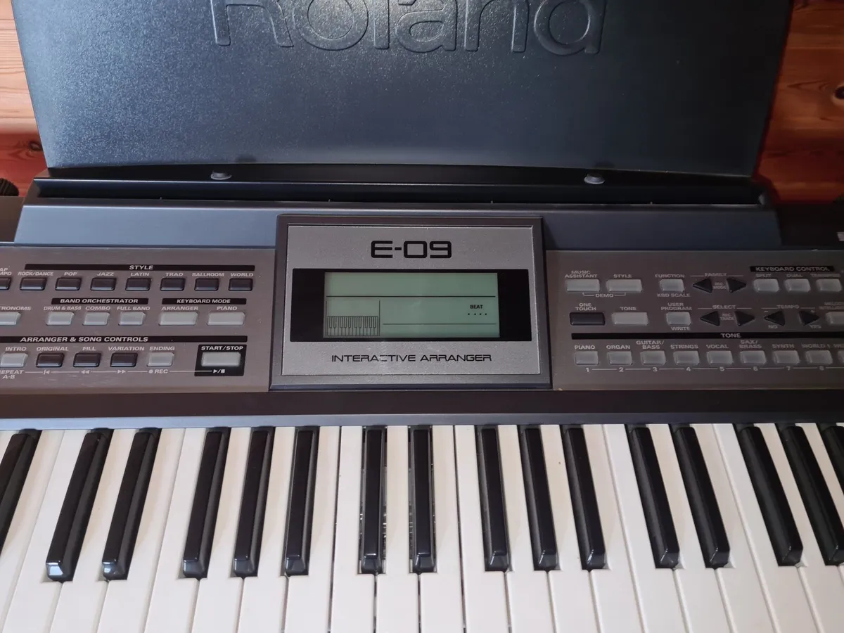 Roland E-09 electronic keyboard - Image 4