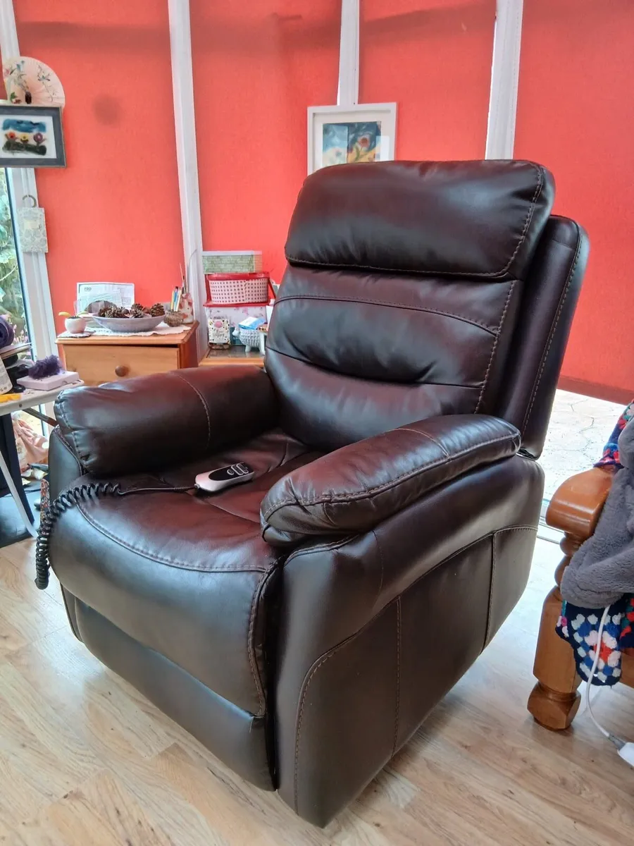 Leather rise and recline seat - Image 1