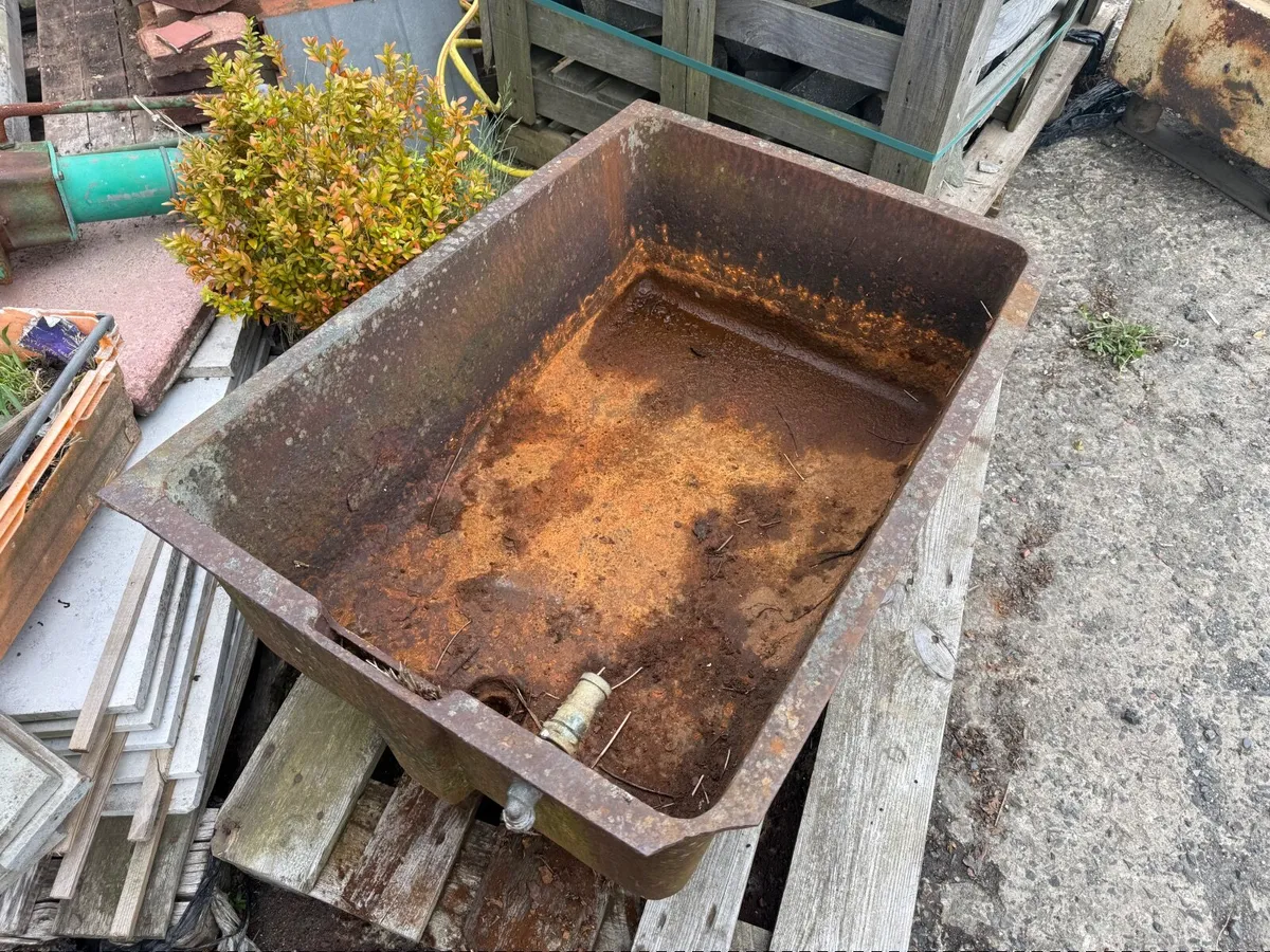 Reclaimed large cast iron bath - Image 4