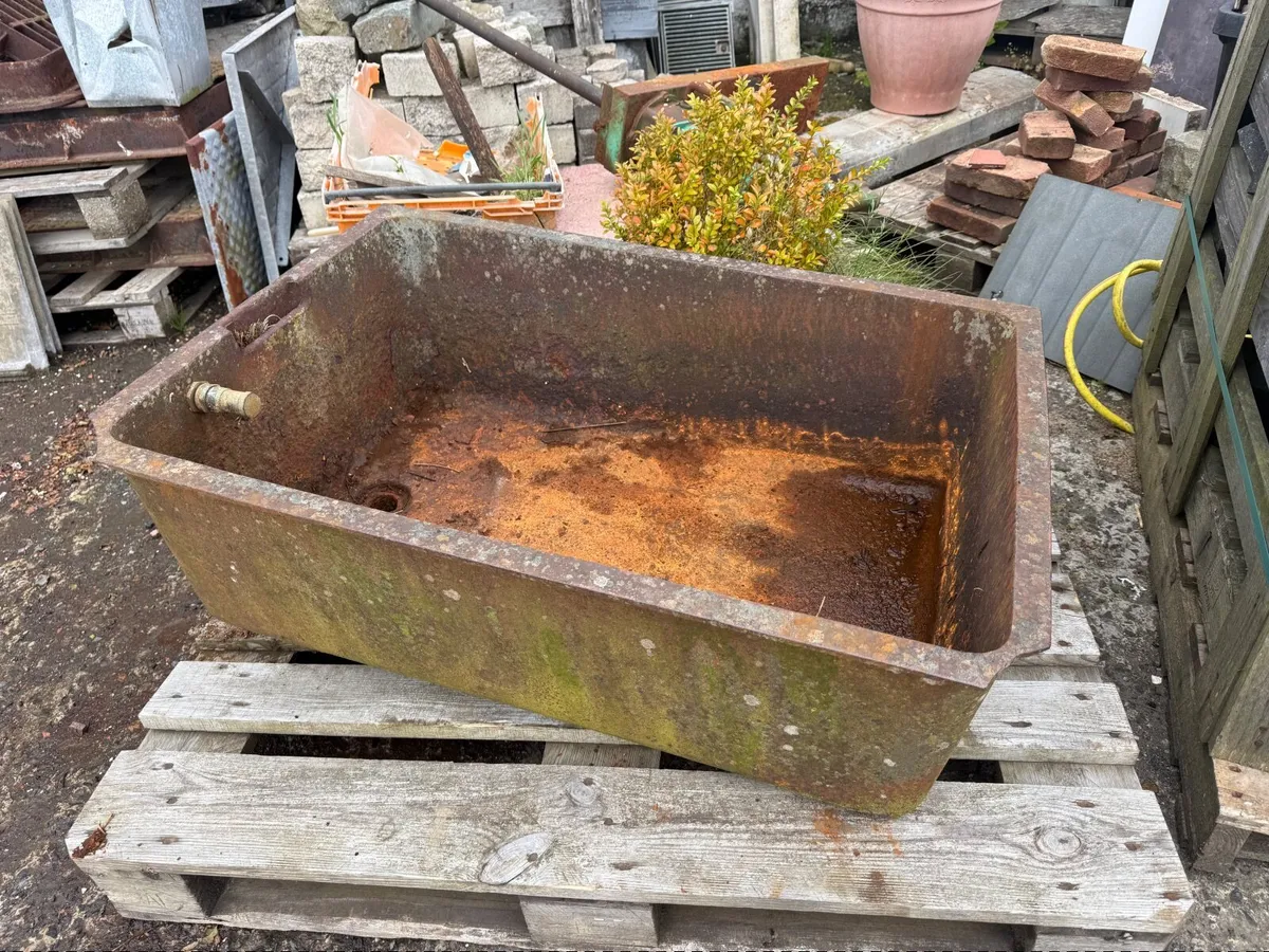 Reclaimed large cast iron bath - Image 1
