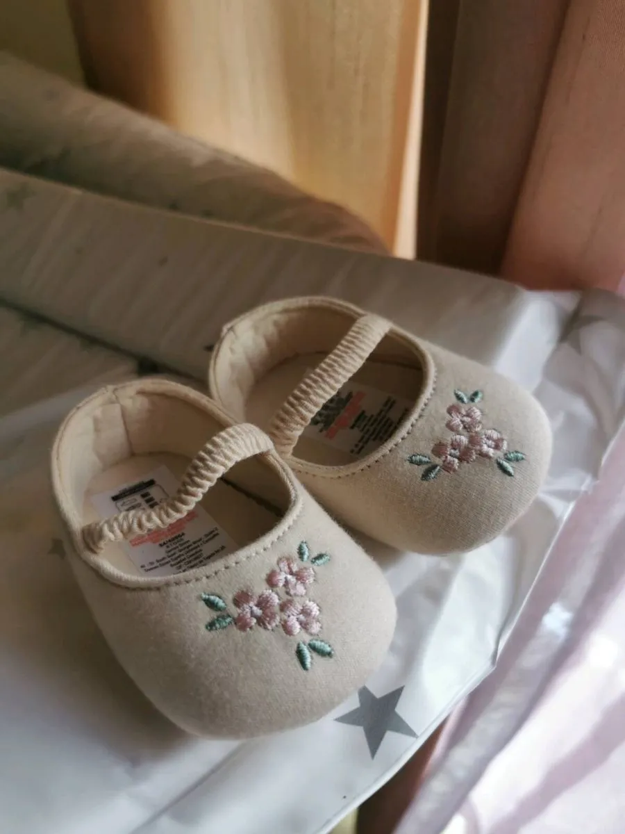 Baby girl shoes - Image 1