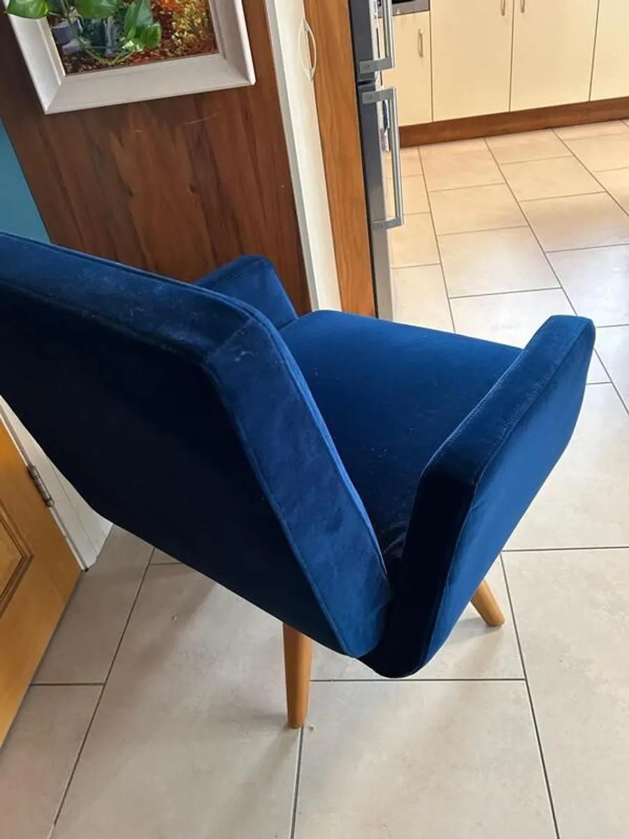 Navy blue velvet swivel chair - Image 3