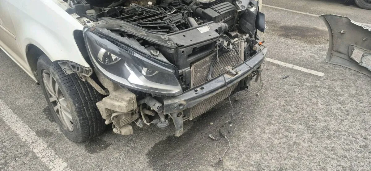 2014 VW Touran for parts or repair - Image 3