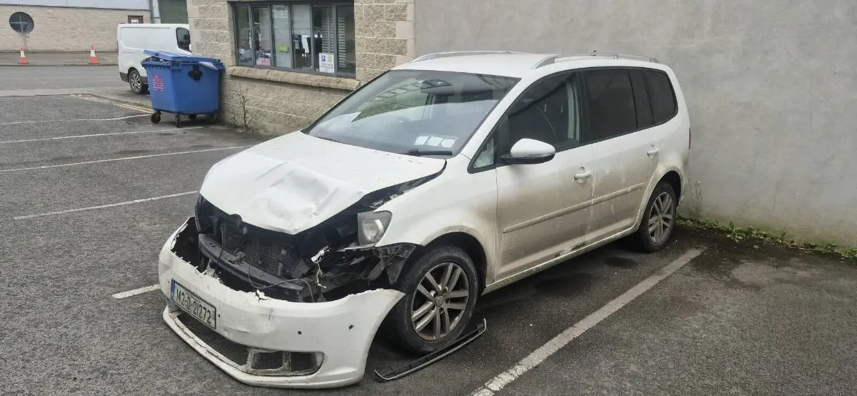 2014 VW Touran for parts or repair - Image 1