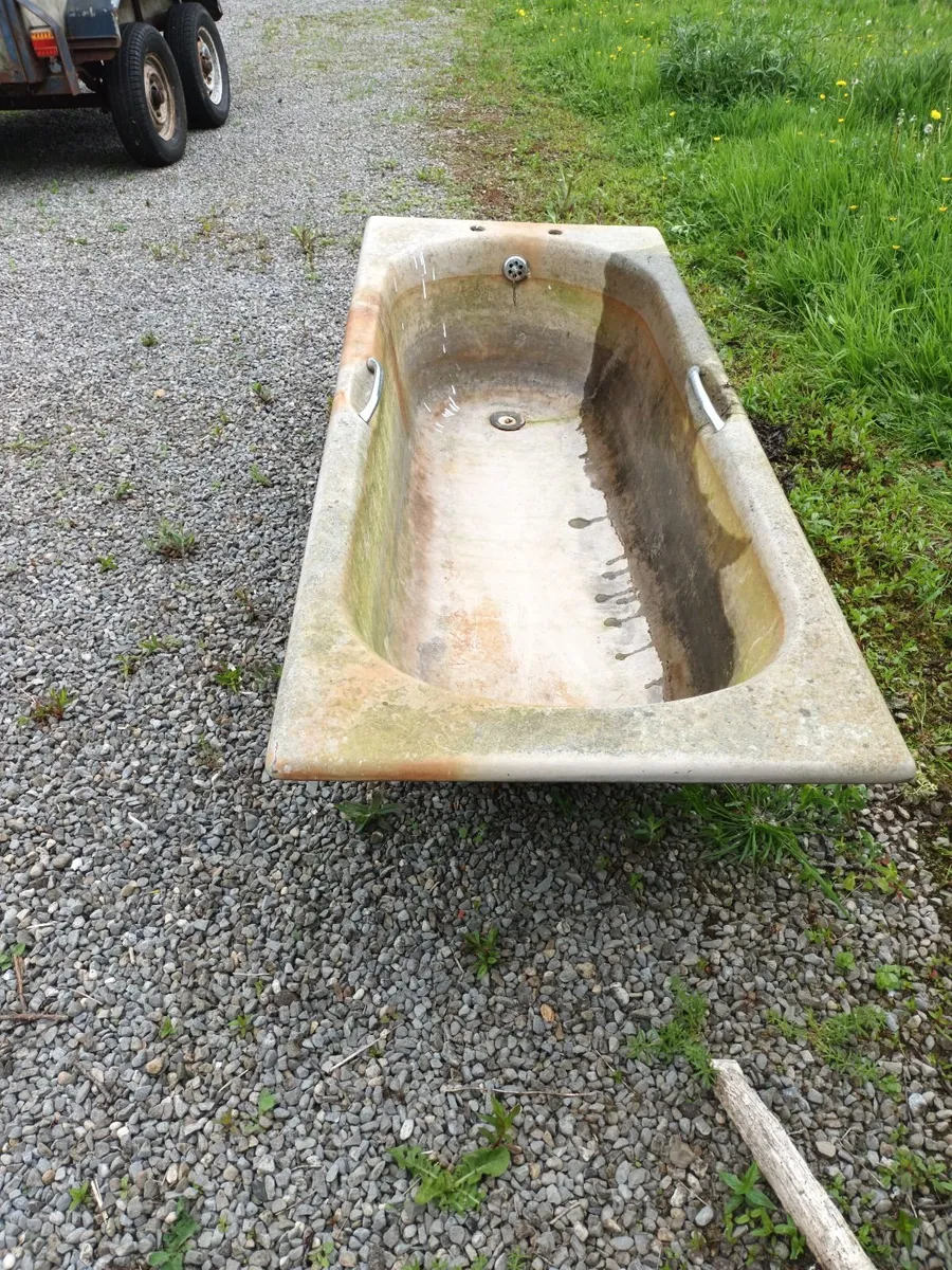 Cast iron bath - Image 1