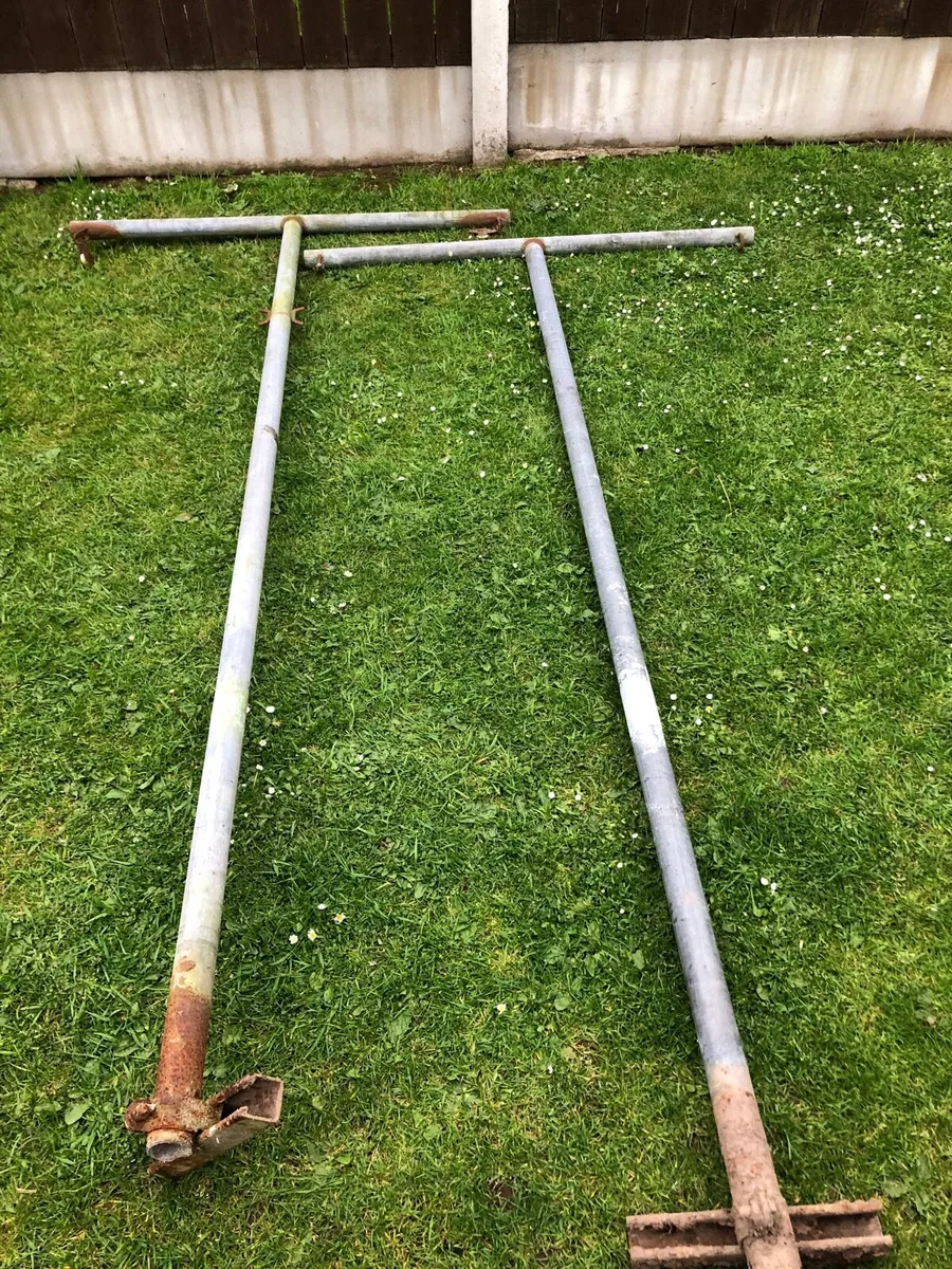 Pair of T Bars for clothes line - Image 2
