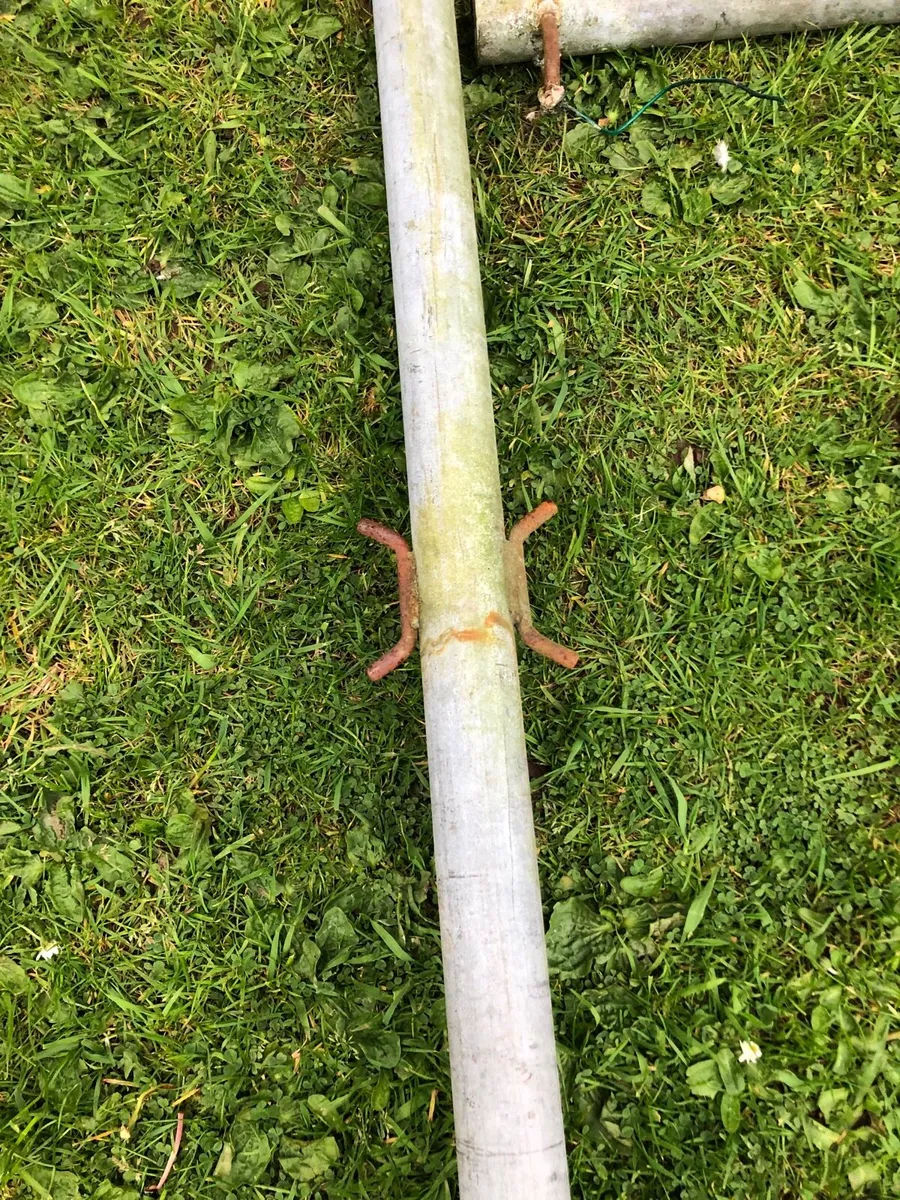 Pair of T Bars for clothes line - Image 4