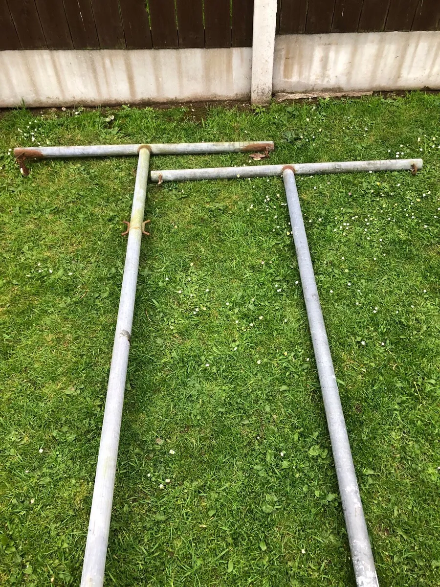 Pair of T Bars for clothes line - Image 1