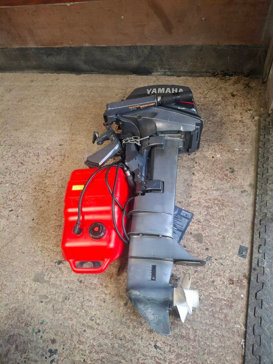 Yamaha 8hp and oar s - Image 1