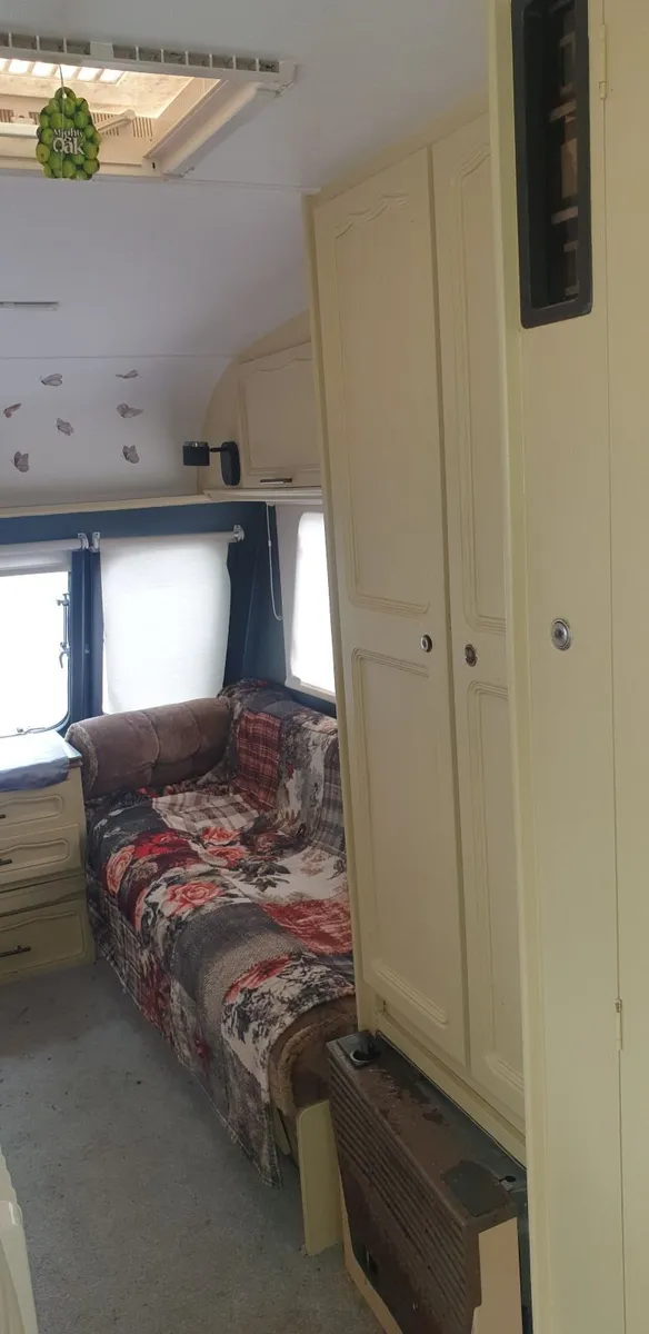 Five berth caravan - Image 2