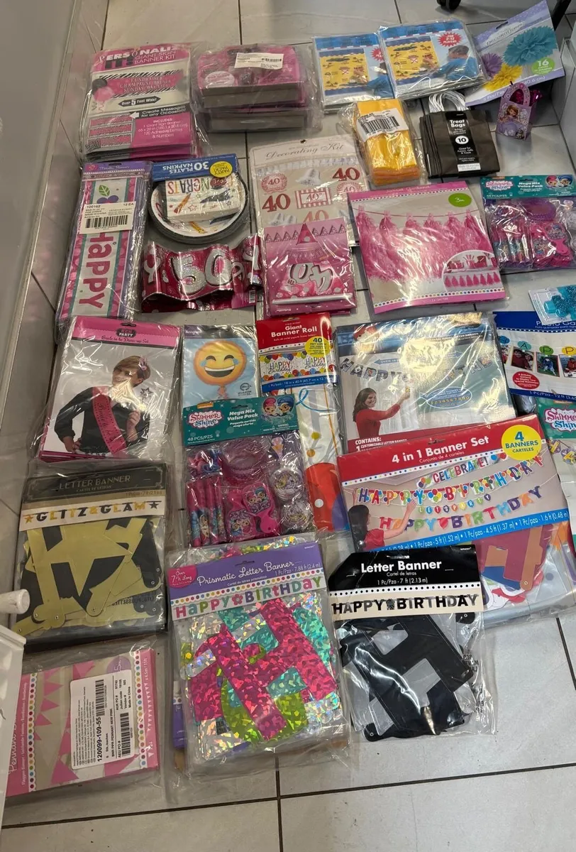 Party supplies for sale - Image 1