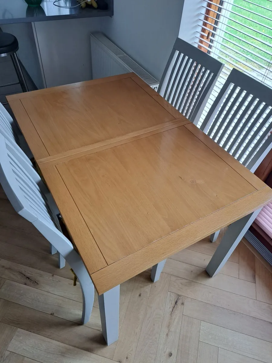 Table and chairs - Image 1
