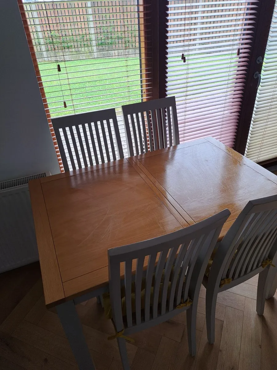 Table and chairs - Image 3