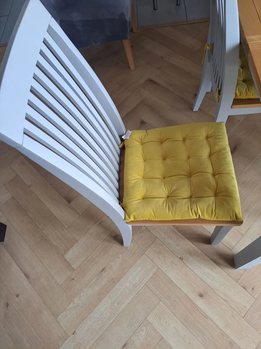 Table and chairs - Image 2