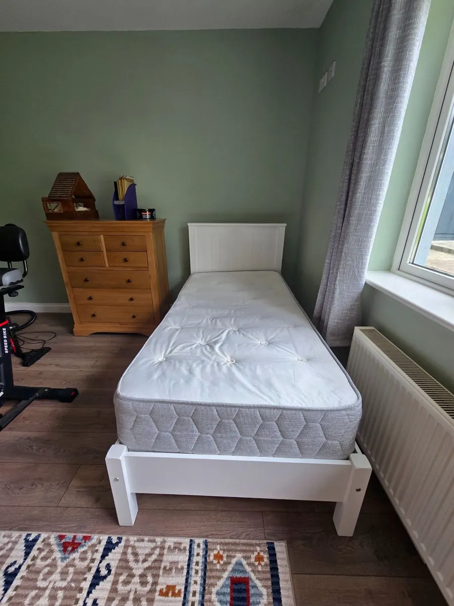 Single bed and mattress - Image 1