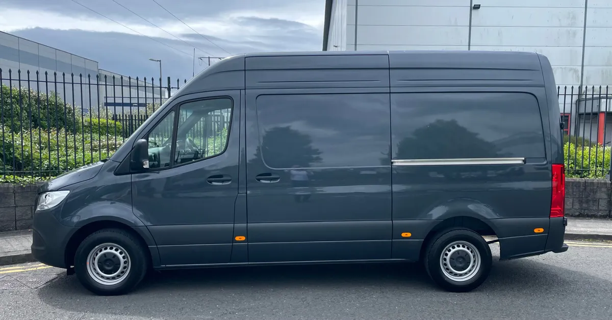 2025 Sprinter 315/36 Auto/AC/ Rev Cam/Leather - Image 4