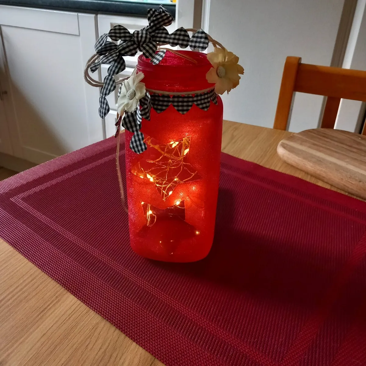 Crafted wreaths and decorative jars - Image 2