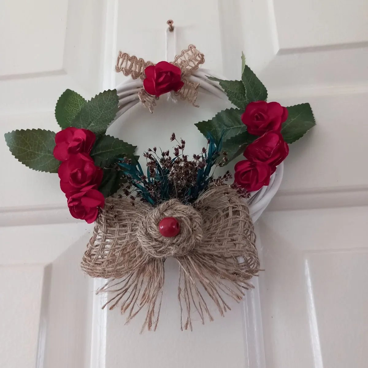 Crafted wreaths and decorative jars - Image 1